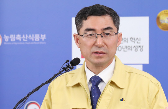 3일 오전 정부세종청사 농림축산식품부에서 이준원 차관이 고병원성 조류인플루엔자(AI)에 대한 브리핑을 하고 있다. 연합뉴스